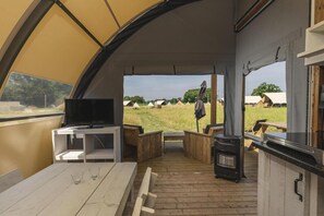 Outdoor dining - Festive Glamping Village in Zuna (Zuna)