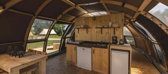 Feestelijk glampingdorp in Zuna