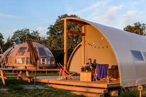 Outdoor dining - Festive Glamping Village in Zuna (Zuna)