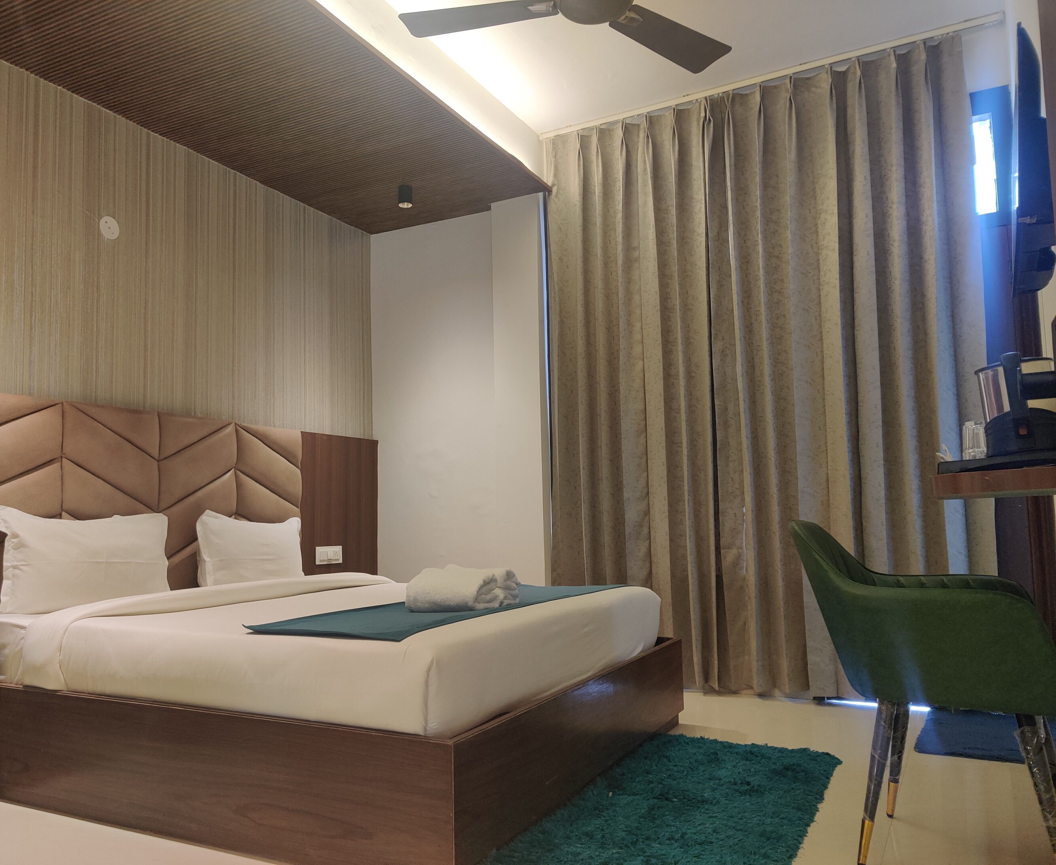 Luxury Suite With Balcony and Dining Lounge | Desk, free WiFi, bed sheets