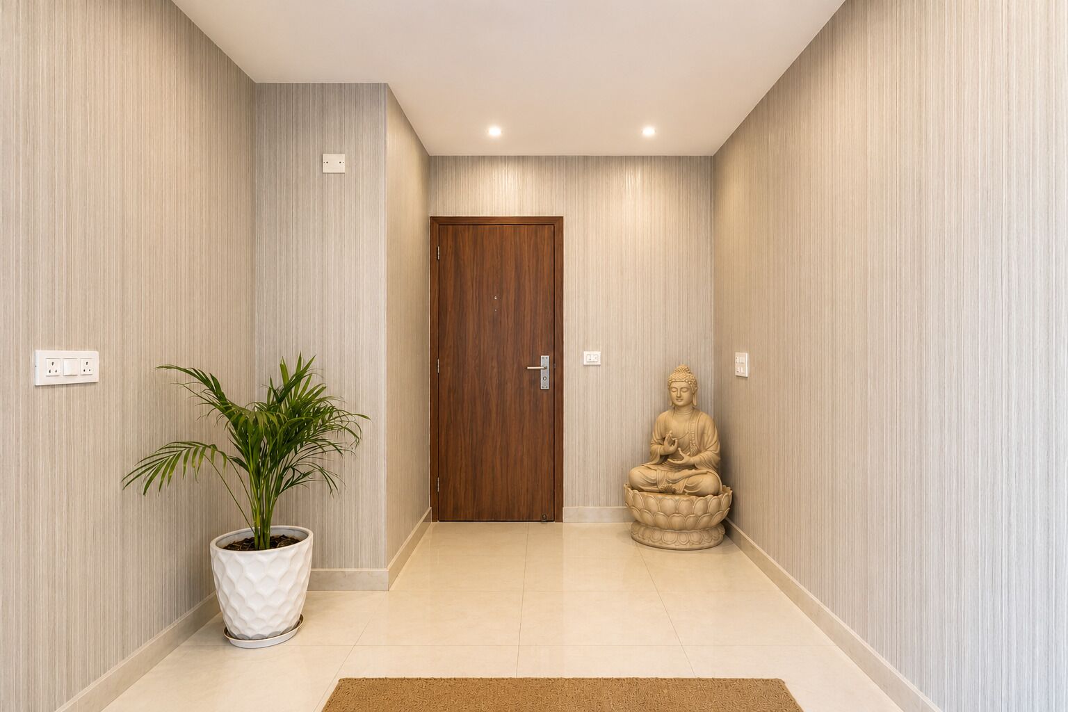 Ein Flur mit einer Holztür, einem Blumentopf und einer Buddha-Statue.