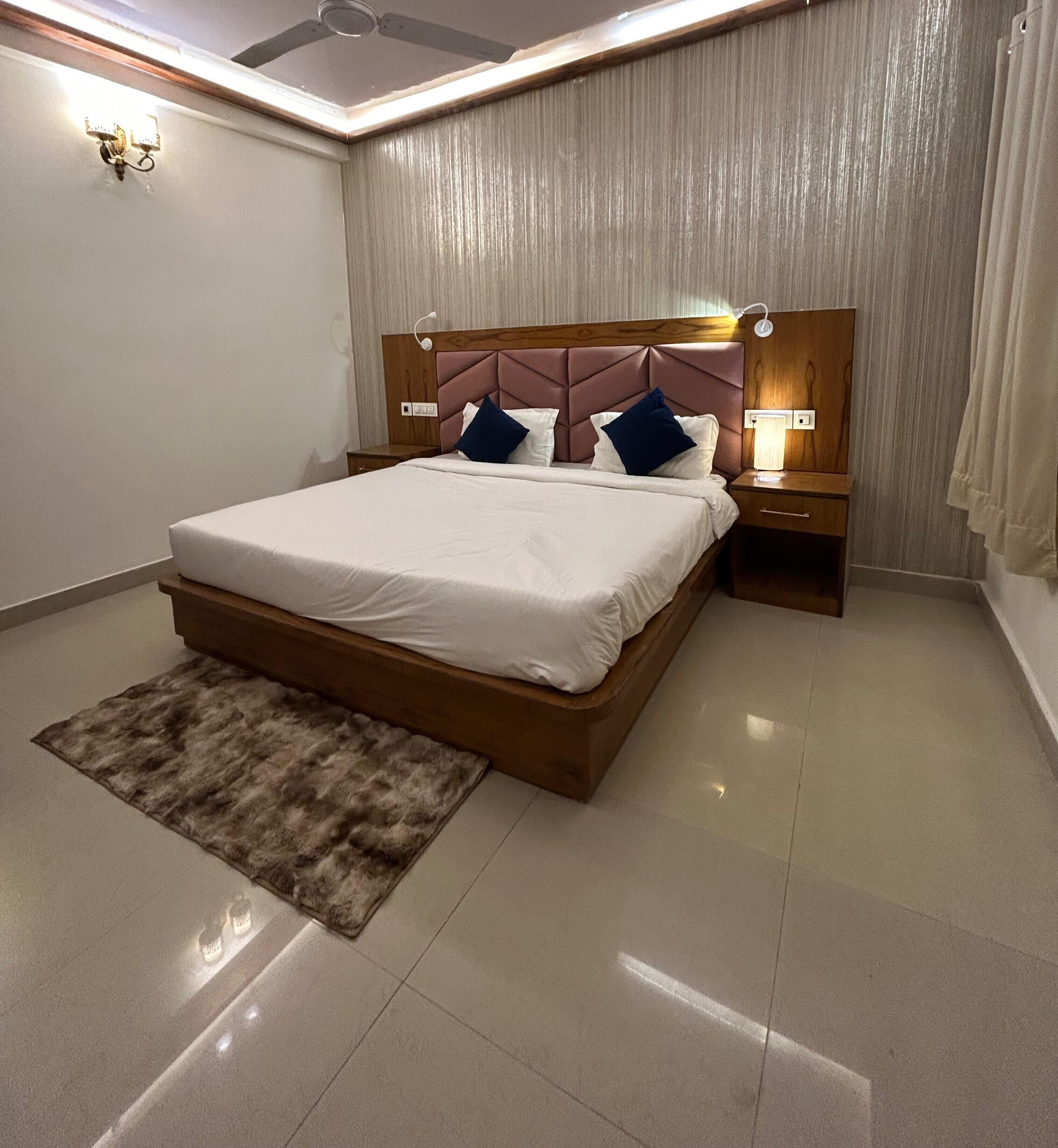 Family Room | Desk, free WiFi, bed sheets