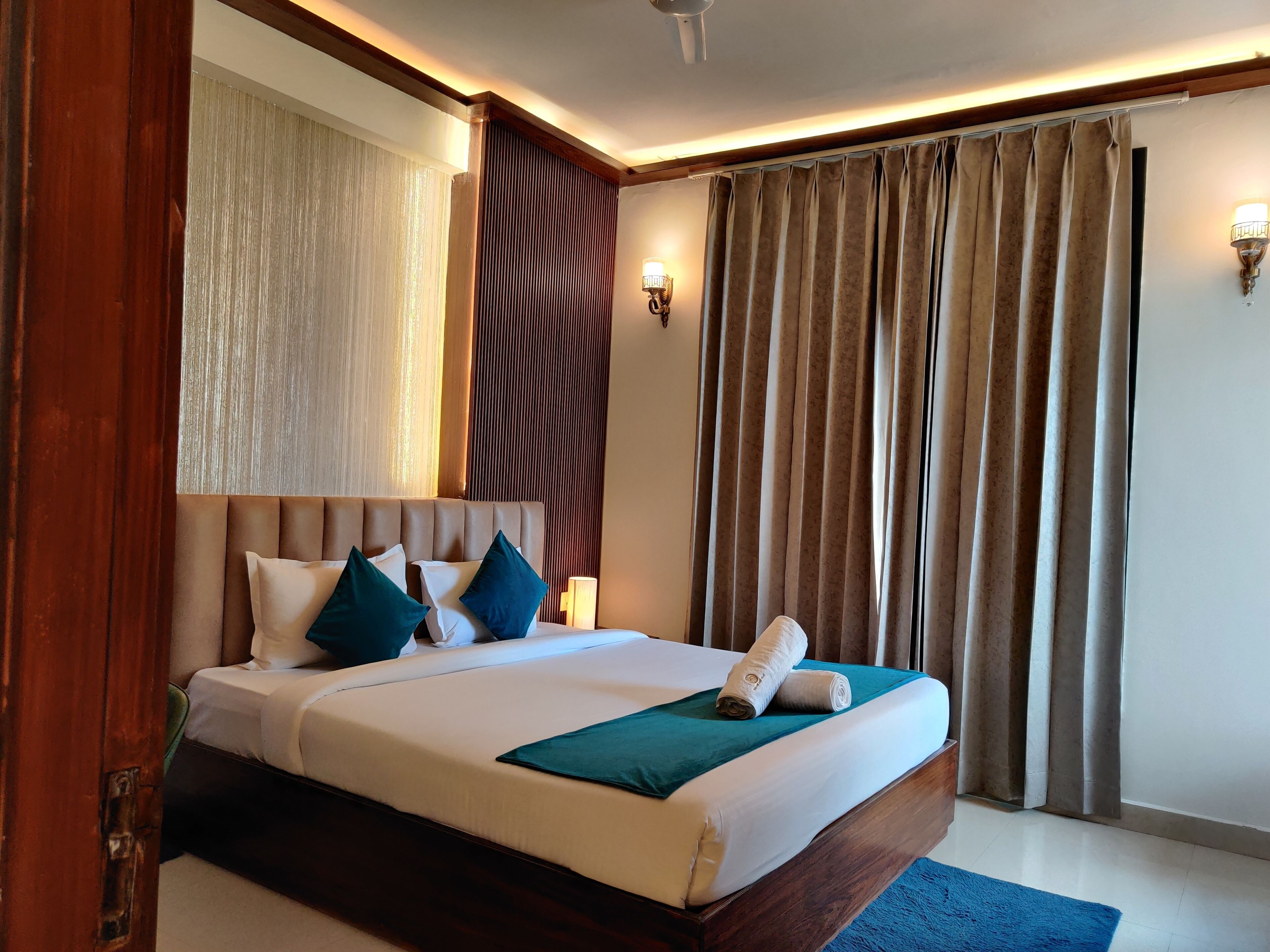  Luxury Suite With Balcony and Seating Lounge | Desk, free WiFi, bed sheets
