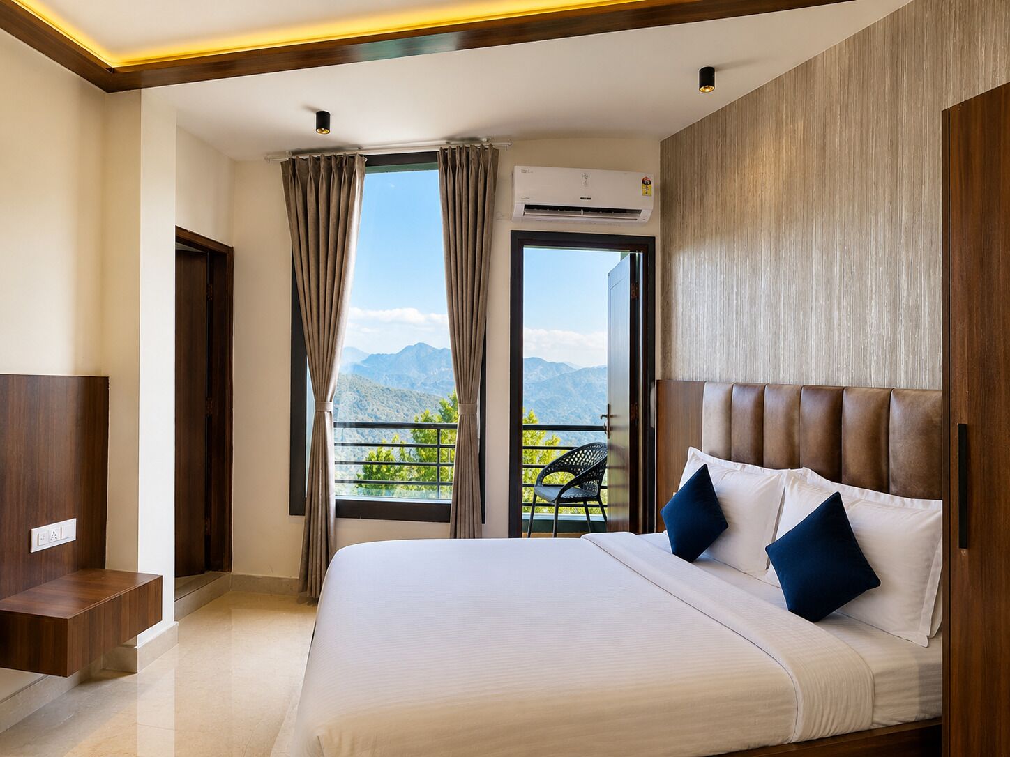  Deluxe Room With Balcony | Desk, free WiFi, bed sheets