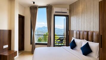 Deluxe Room With Balcony | Desk, free WiFi, bed sheets