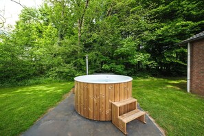 Outdoor spa tub - Bungalow with Nursery and Playground (Zuna)
