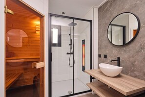 Bathroom - Luxury Family Lodge with Hot Tub (Zuna)