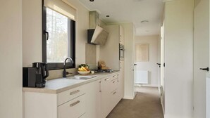 Coffee/tea maker, fridge, microwave, stovetop - Luxury Family Lodge with Hot Tub (Zuna)