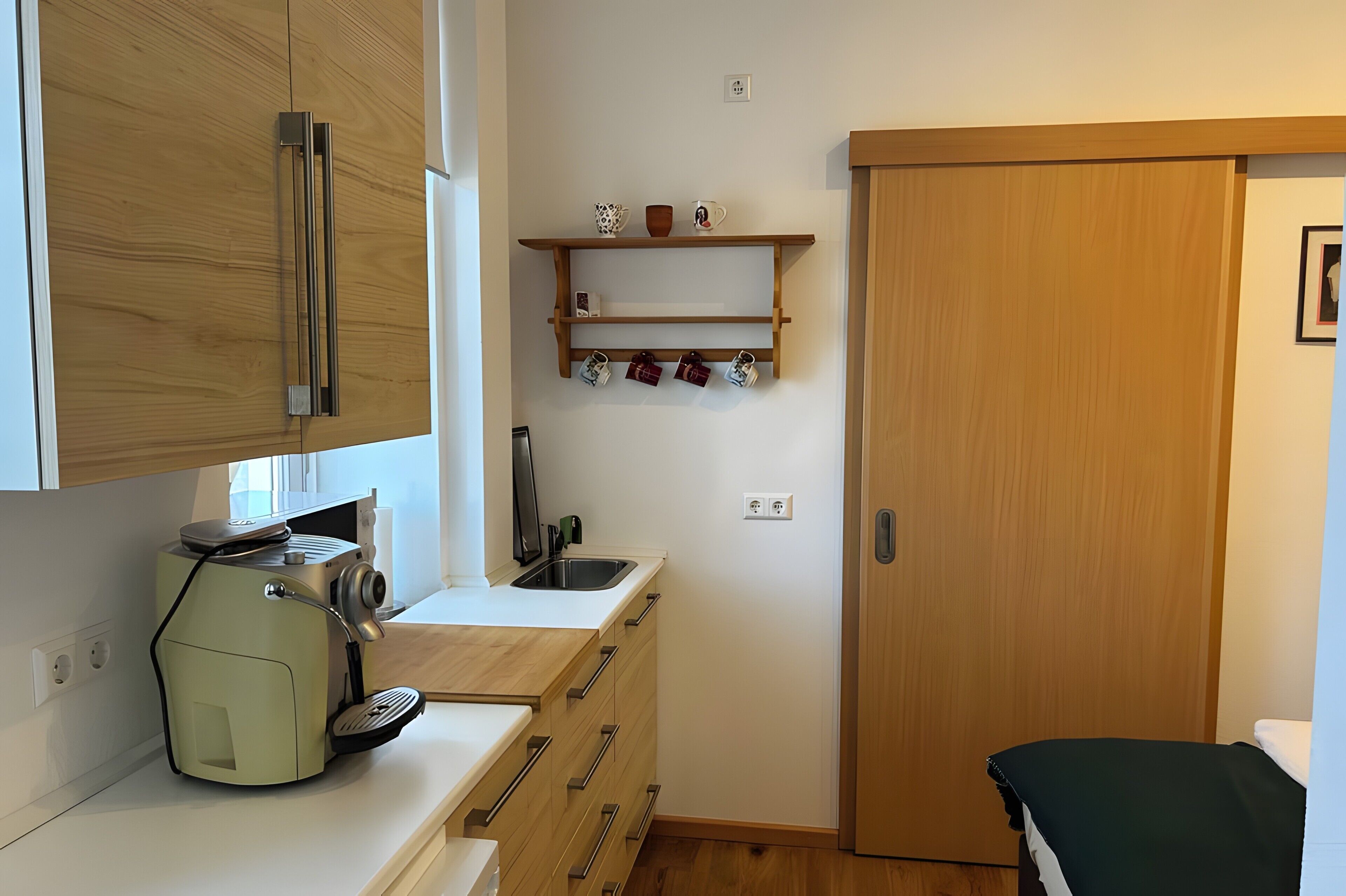 Kühlschrank, Mikrowelle, Herdplatte, Wasserkocher mit Kaffee-/Teezubehör