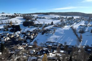 En snødekt landsby med huse og en klar himmel.