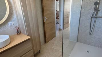 Dusche, Haartrockner, Handtücher, Toilettenpapier