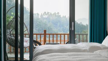 Standard-Zweibettzimmer, 2Â Doppelbetten, Terrasse, HĂŒgelblick | Ausblick vom Zimmer