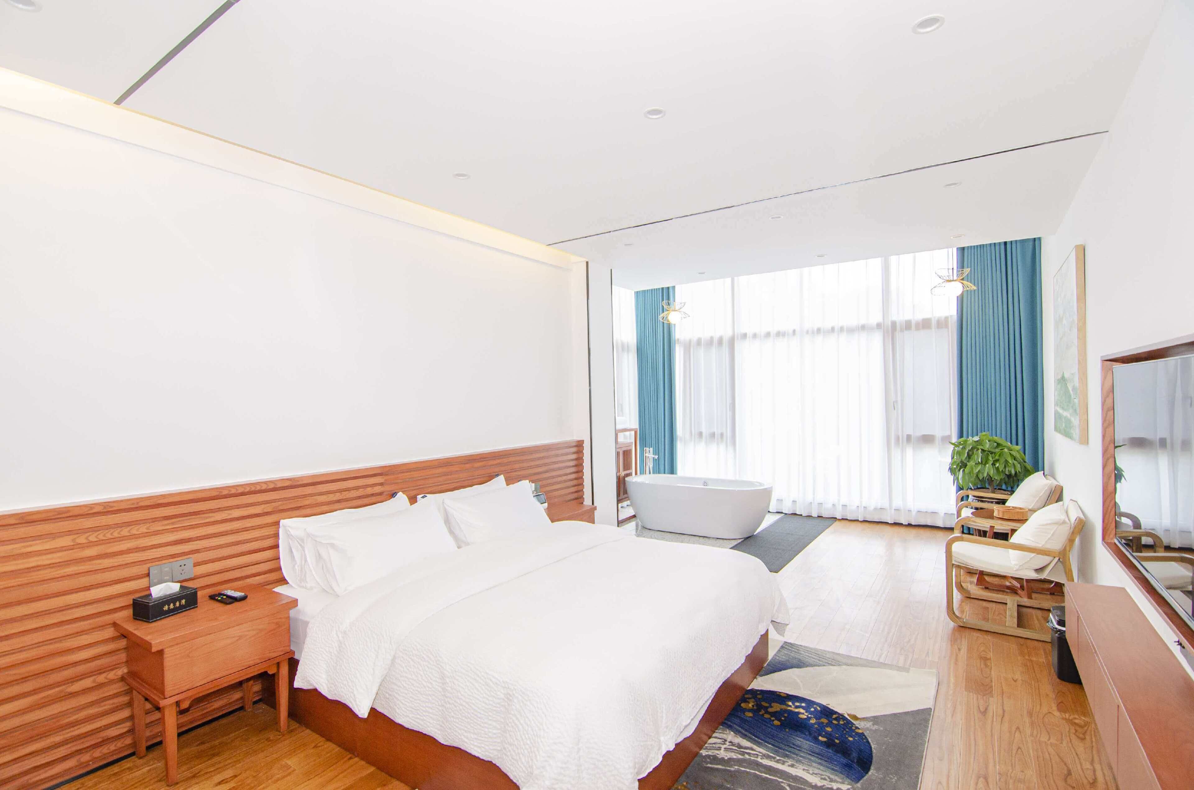 Chambre Double Supérieure, 1 grand lit, bain à remous, vue colline | Couette en duvet d'oie, rideaux occultants, fer et planche à repasser