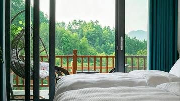 Quarto duplo standard, 2 camas de casal, terraço, vista para a colina | Vista do quarto