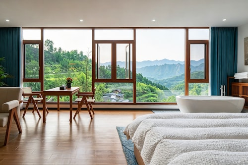 Zhangjiajie TW Hotel, Free Pick-up & Breakfast & Free self-service laundry, In National Forest Park & Near Yangjiajie Cable Car 