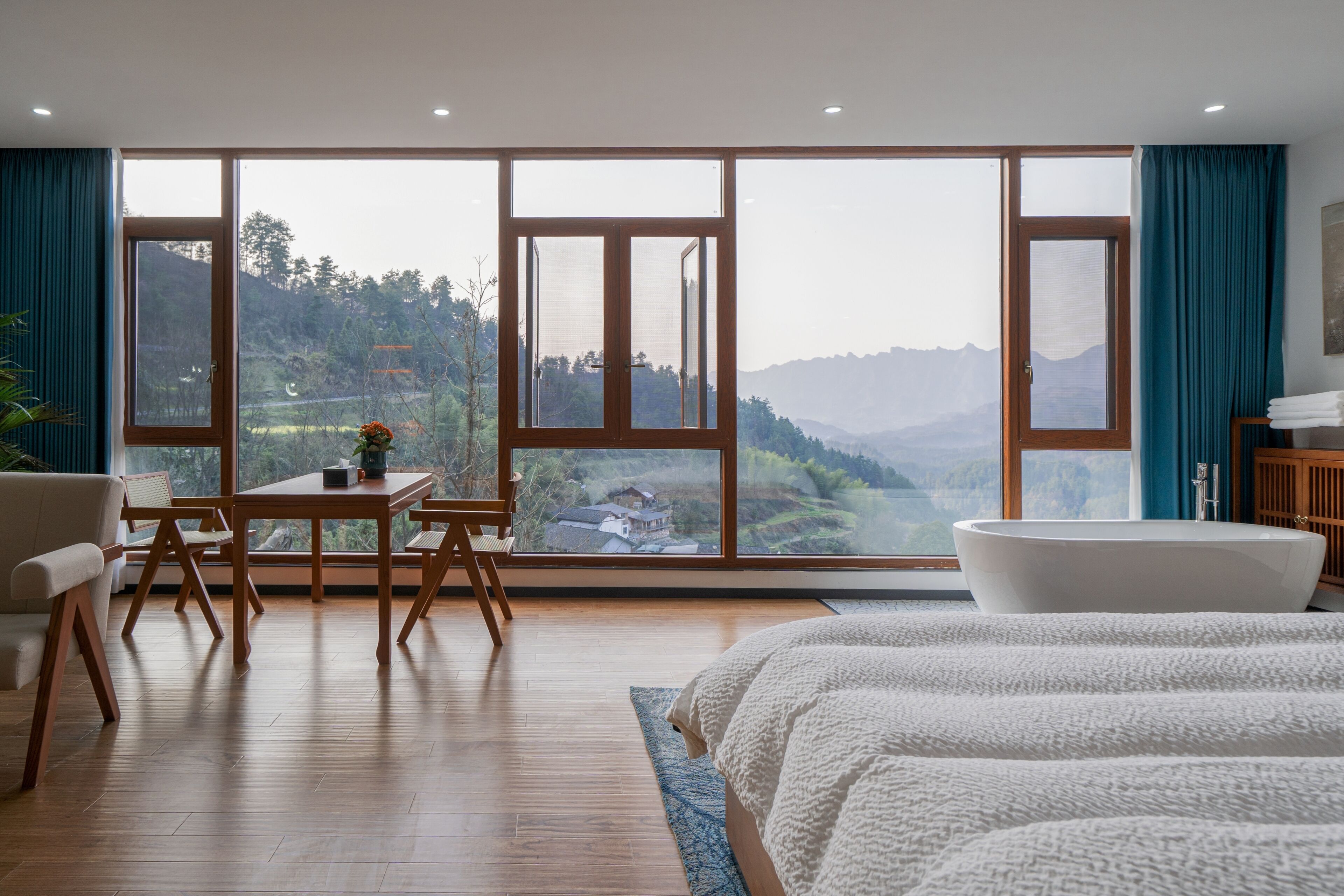 Quarto casal superluxo, 1 cama King, banheira de imersão, vista para a colina | Vista do quarto