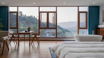Quarto casal superluxo, 1 cama King, banheira de imersão, vista para a colina | Vista do quarto