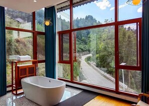 Chambre Double Supérieure, 1 grand lit, bain à remous, vue colline | Vue de la chambre