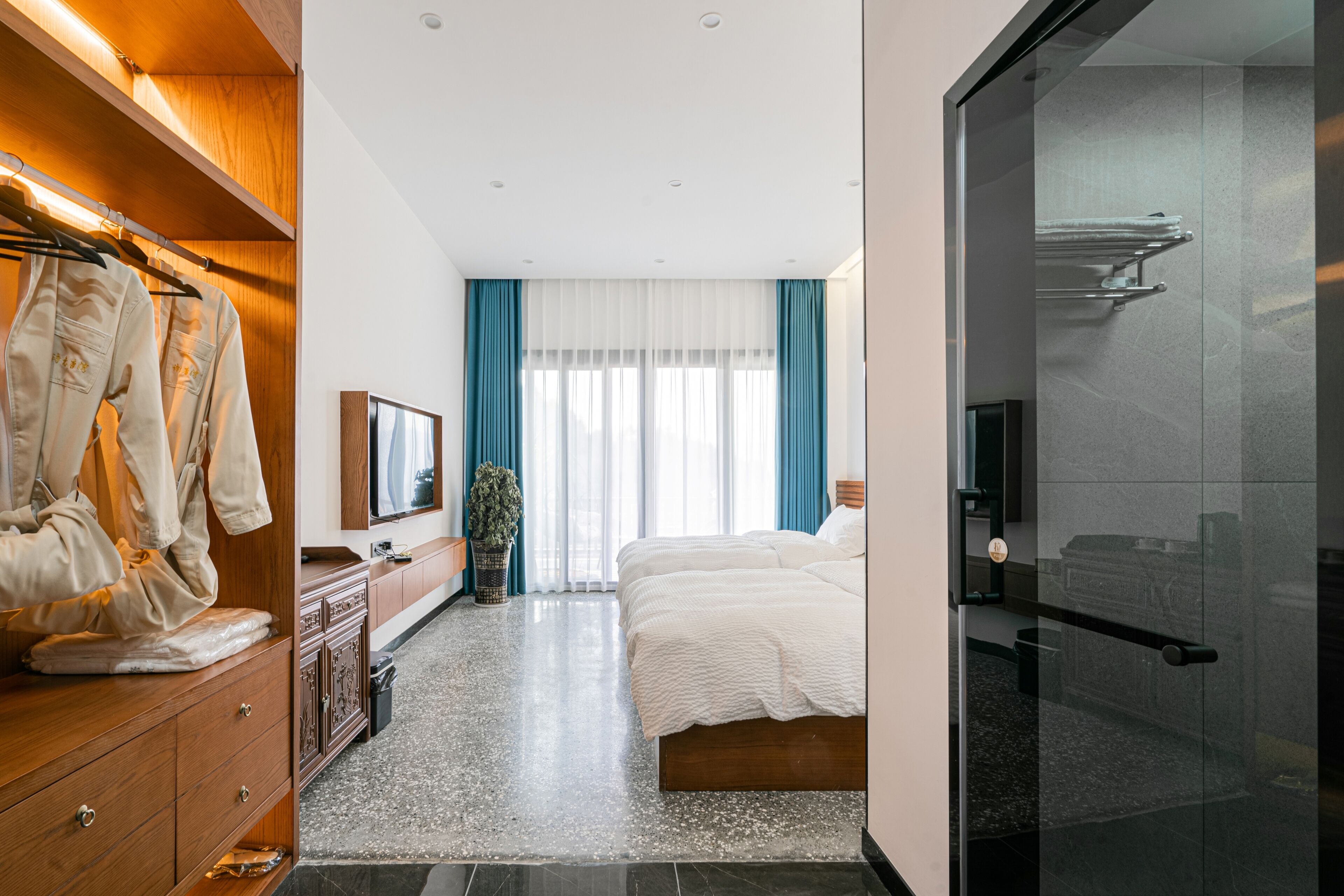 Quarto duplo standard, 2 camas de casal, para não fumantes, vista para a colina | Cortinas blackout, ferros/tábuas de passar roupa, Wi-Fi de cortesia