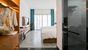 Standard-Zweibettzimmer, 2Â Doppelbetten, Terrasse, HĂŒgelblick