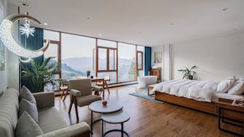 Luxury-Doppelzimmer, 1 King-Bett, Whirlpool, Hügelblick | Daunenbettdecken, Verdunkelungsvorhänge, Bügeleisen/Bügelbrett