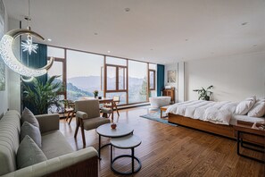 Chambre Double Luxe, 1 très grand lit, bain à remous, vue colline | Couette en duvet d'oie, rideaux occultants, fer et planche à repasser