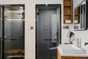 Quarto duplo standard, 2 camas de casal, para não fumantes, vista para a colina | Banheiro | Produtos de toalete grátis, secador de cabelo, chinelos 