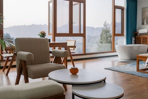 Phòng đôi Cao cấp, 1 giường cỡ king, bồn tắm nước nóng, quang cảnh đồi núi | Chăn bông, màn/rèm cản sáng, bàn ủi/dụng cụ ủi quần áo 
