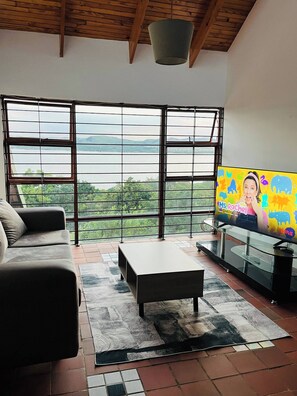 Living area - Nice cosy apartment with a great dam view (Hartbeespoort)