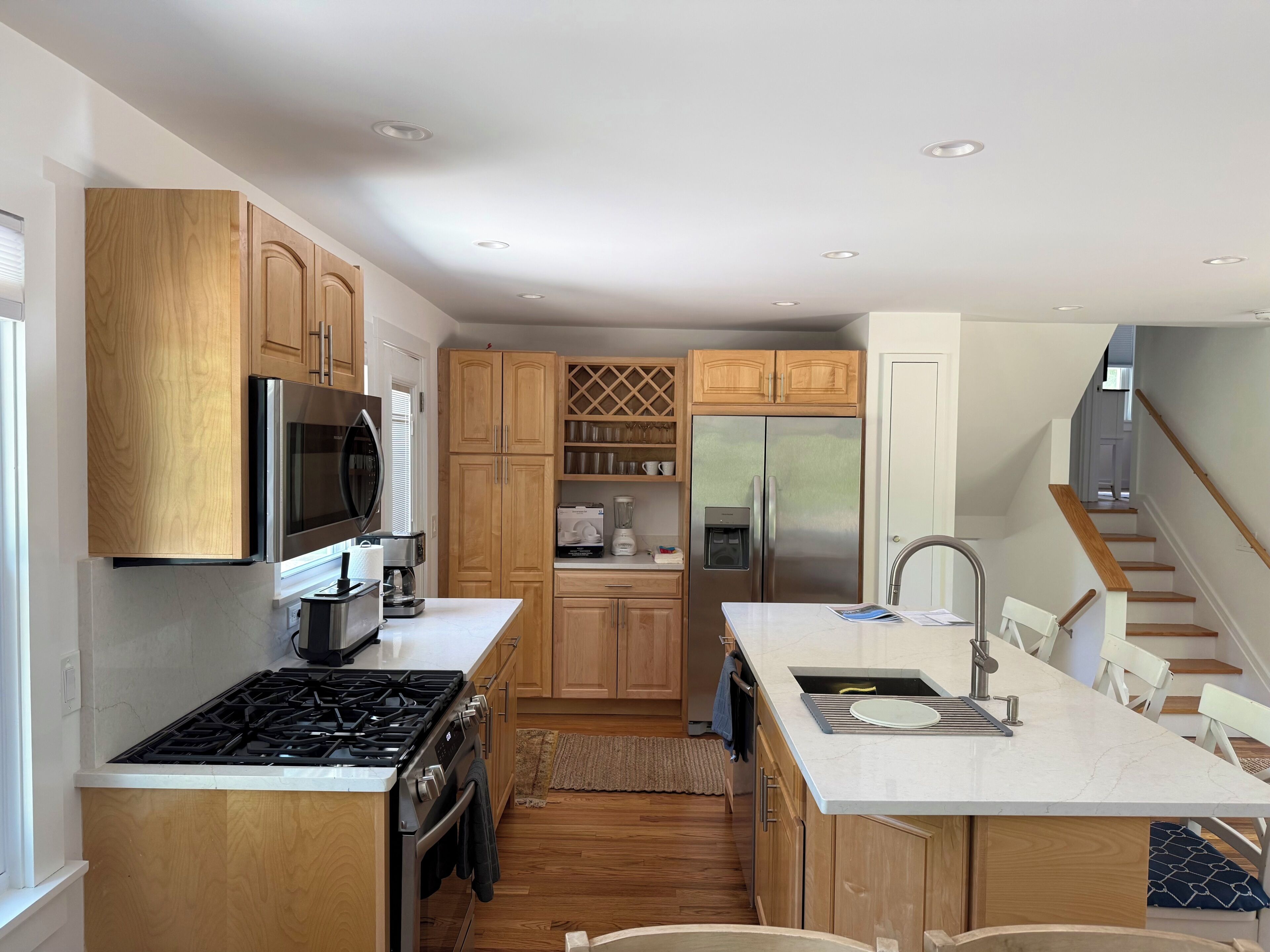 Coffee/tea maker, fridge, microwave, oven