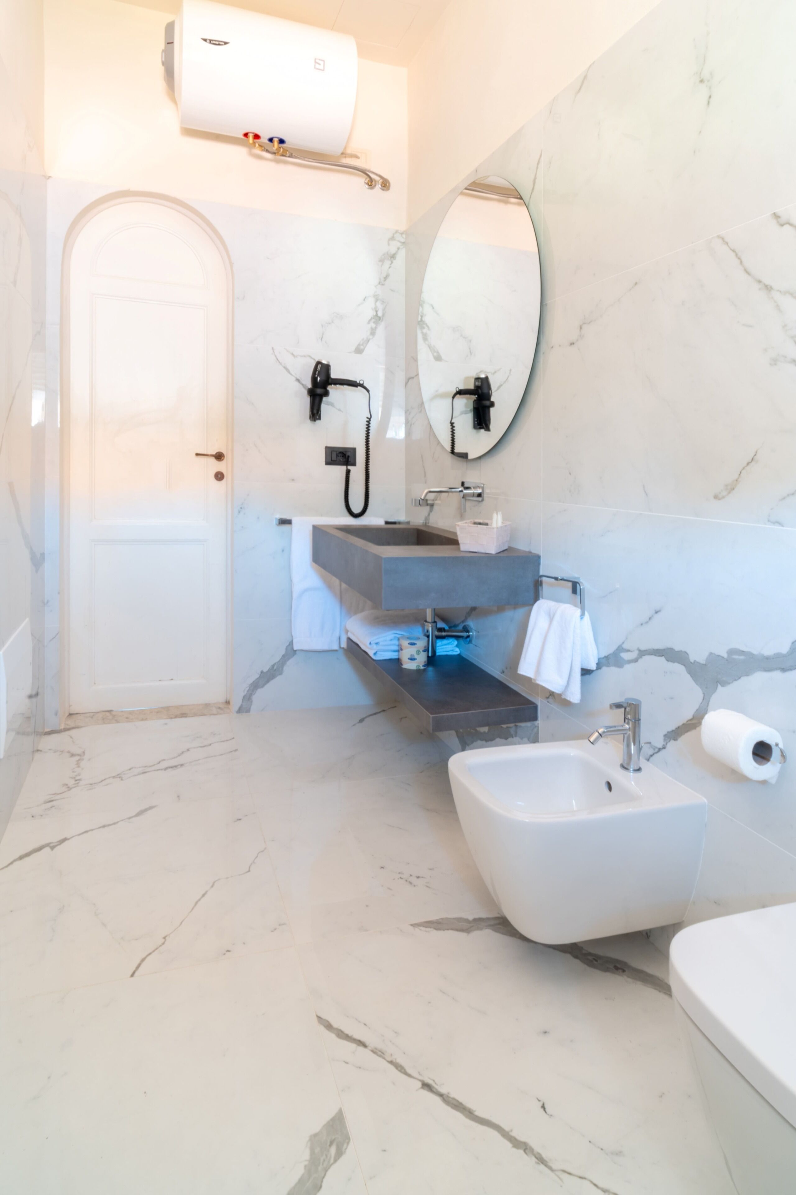 Dusche, Haartrockner, Handtücher, Toilettenpapier