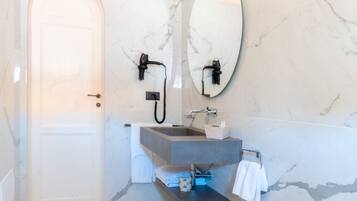 Dusche, Haartrockner, Handtücher, Toilettenpapier