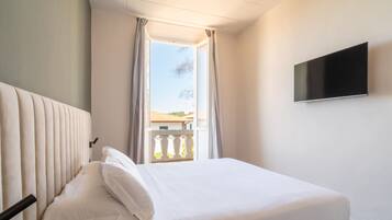 Appartement, balkon | Een minibar, een kluis op de kamer, gratis wifi