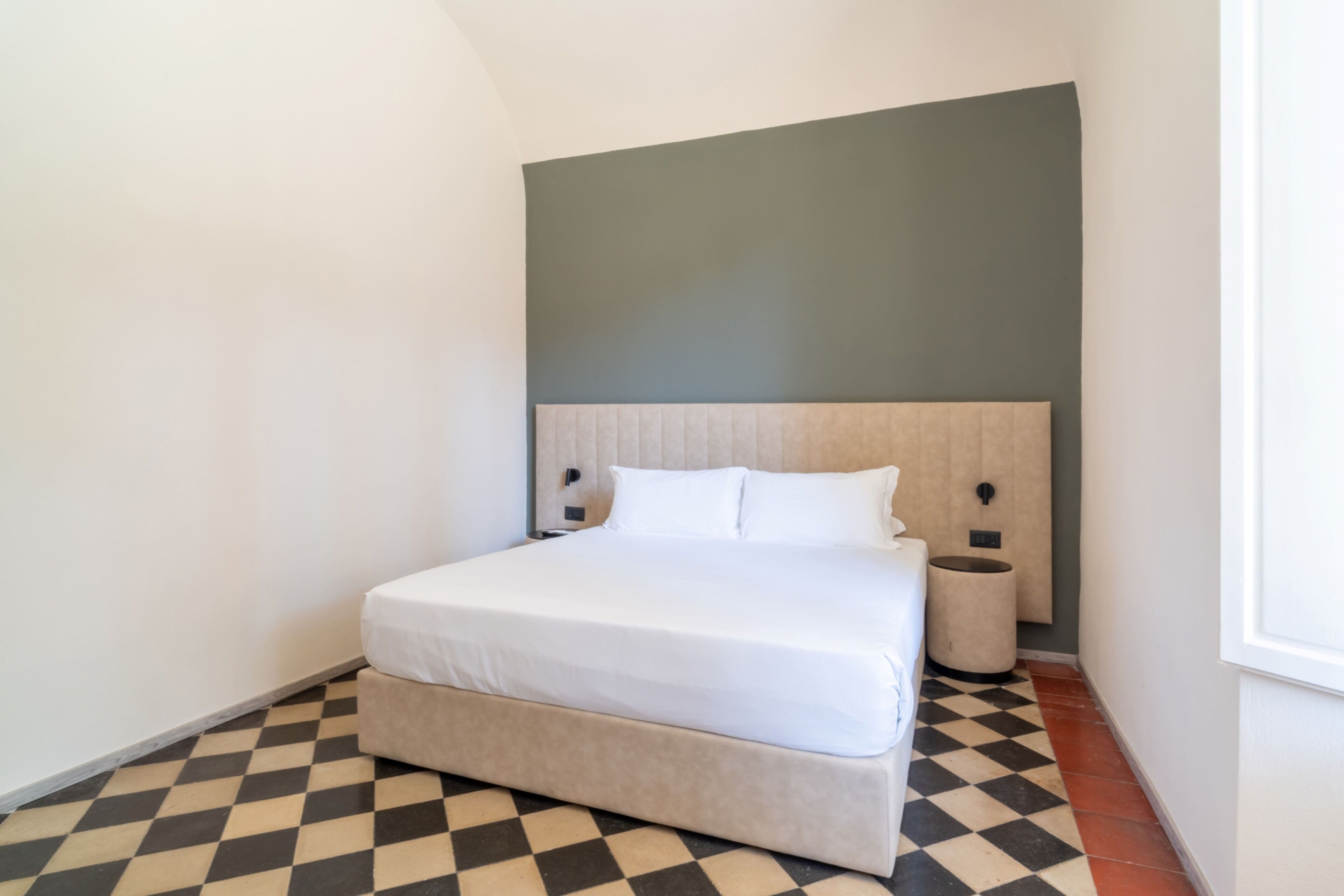 Estúdio, sacada | Frigobar, cofres nos quartos, Wi-Fi de cortesia