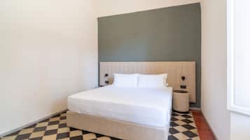 Estúdio, sacada | Frigobar, cofres nos quartos, Wi-Fi de cortesia