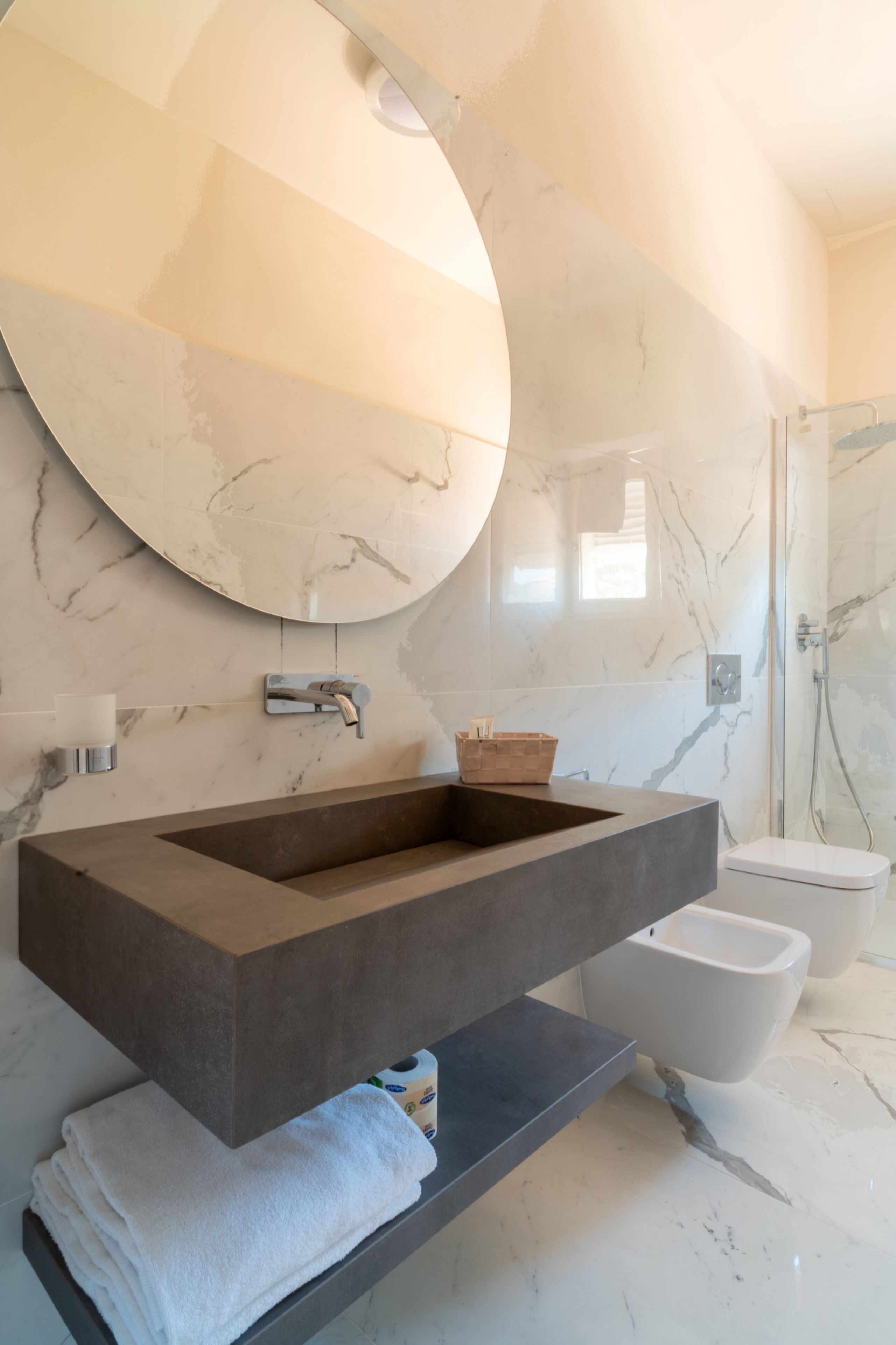 Een douche, een haardroger, handdoeken, toiletpapier