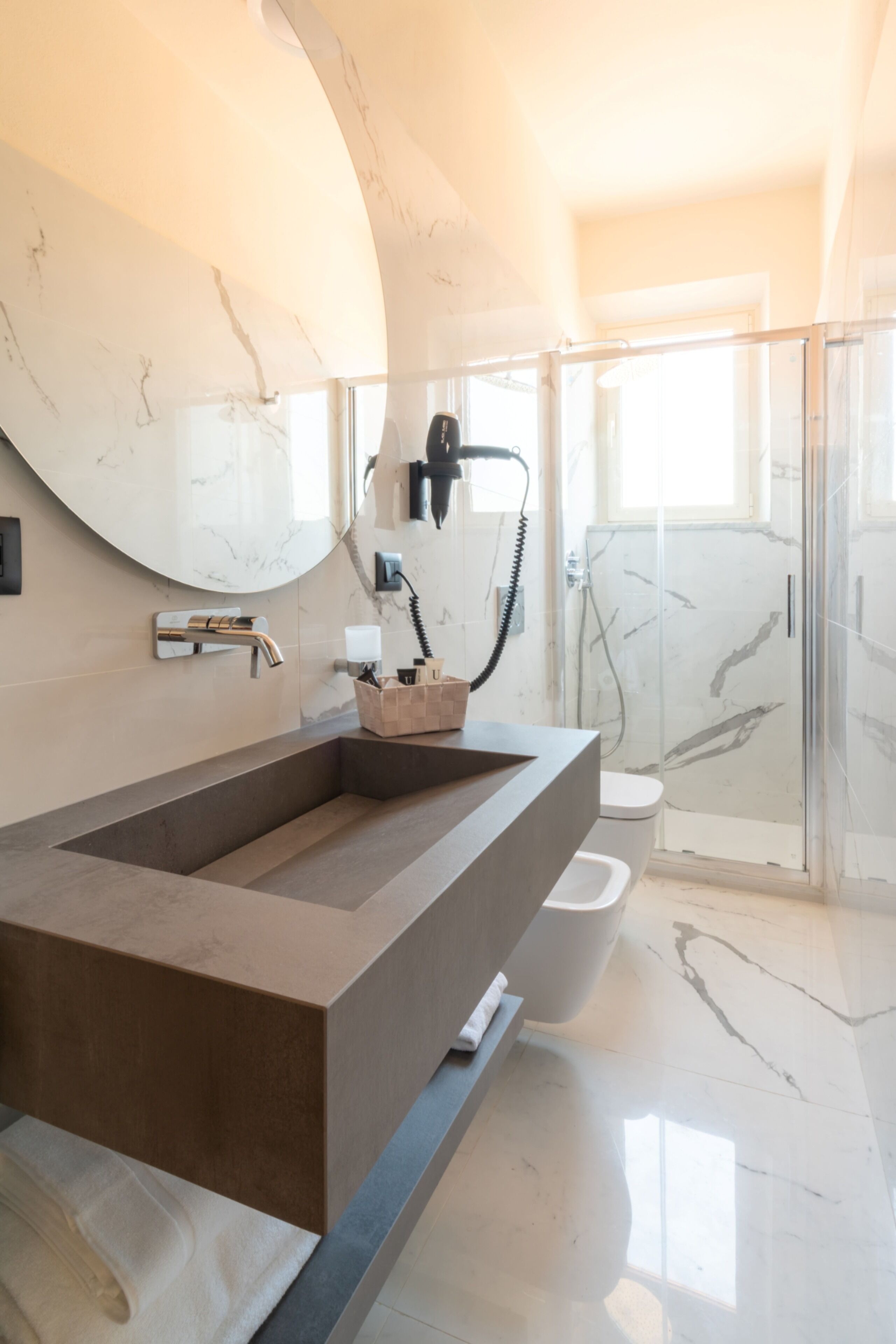 Dusche, Haartrockner, Handtücher, Toilettenpapier
