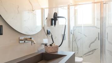 Dusche, Haartrockner, Handtücher, Toilettenpapier