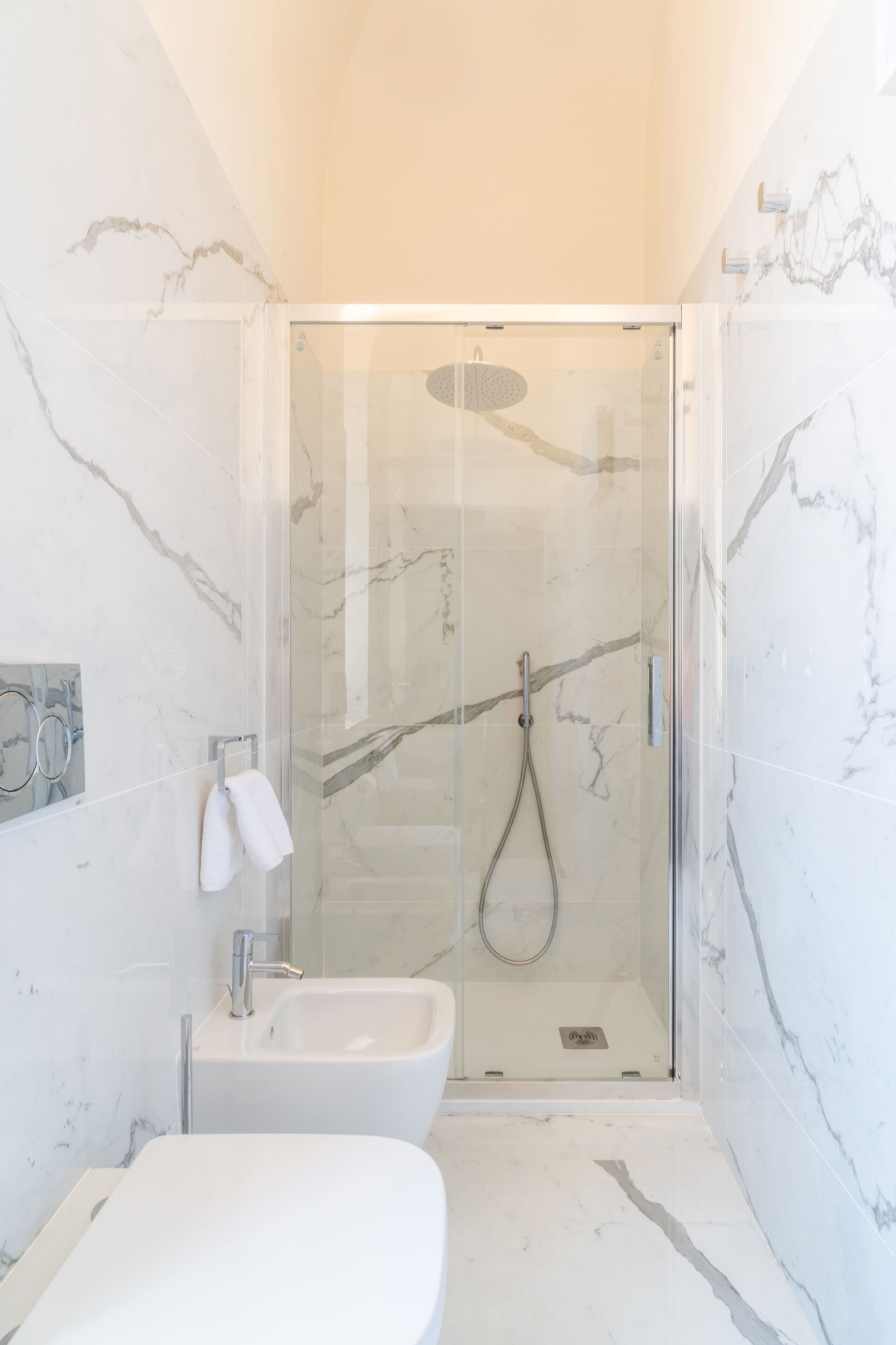 Een douche, een haardroger, handdoeken, toiletpapier