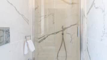 Een douche, een haardroger, handdoeken, toiletpapier