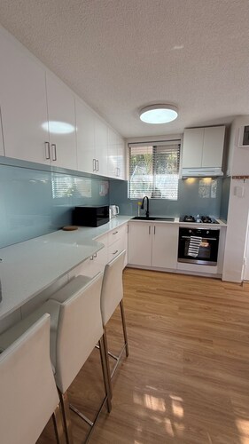 Centra Location. close to the CBD, Beaches,shops and near by attractions.