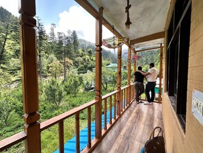 Deluxe Room | Balcony view - Blue Sky Home Jibhi (Ghiyagi)