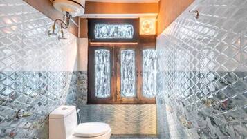 Deluxe Room | Bathroom | Shower, soap, shampoo