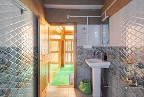 Deluxe Room | Bathroom | Shower, soap, shampoo - Blue Sky Home Jibhi (Ghiyagi)