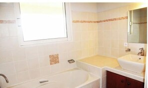 Shower, hair dryer, towels, toilet paper - 100% Happiness superb villa with sea view close to the beach, idyllic setting (Corsica)
