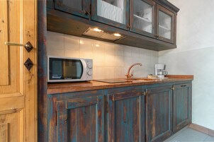 Classic Apartment | Private kitchen | Espresso maker, electric kettle, toaster