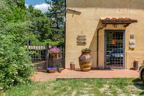 Property grounds - Uliveto – with Shared Pool, Wi-Fi, and Air Conditioning (Pontassieve)