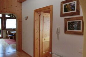 Eine Holztür mit Griff, ein gerahmtes Bild an der Wand und eine Heizung.
