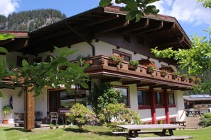 A traditional chalet with a balcony, outdoor seating, and a garden. - Holiday home in Krimml with swimming pool (Krimml)