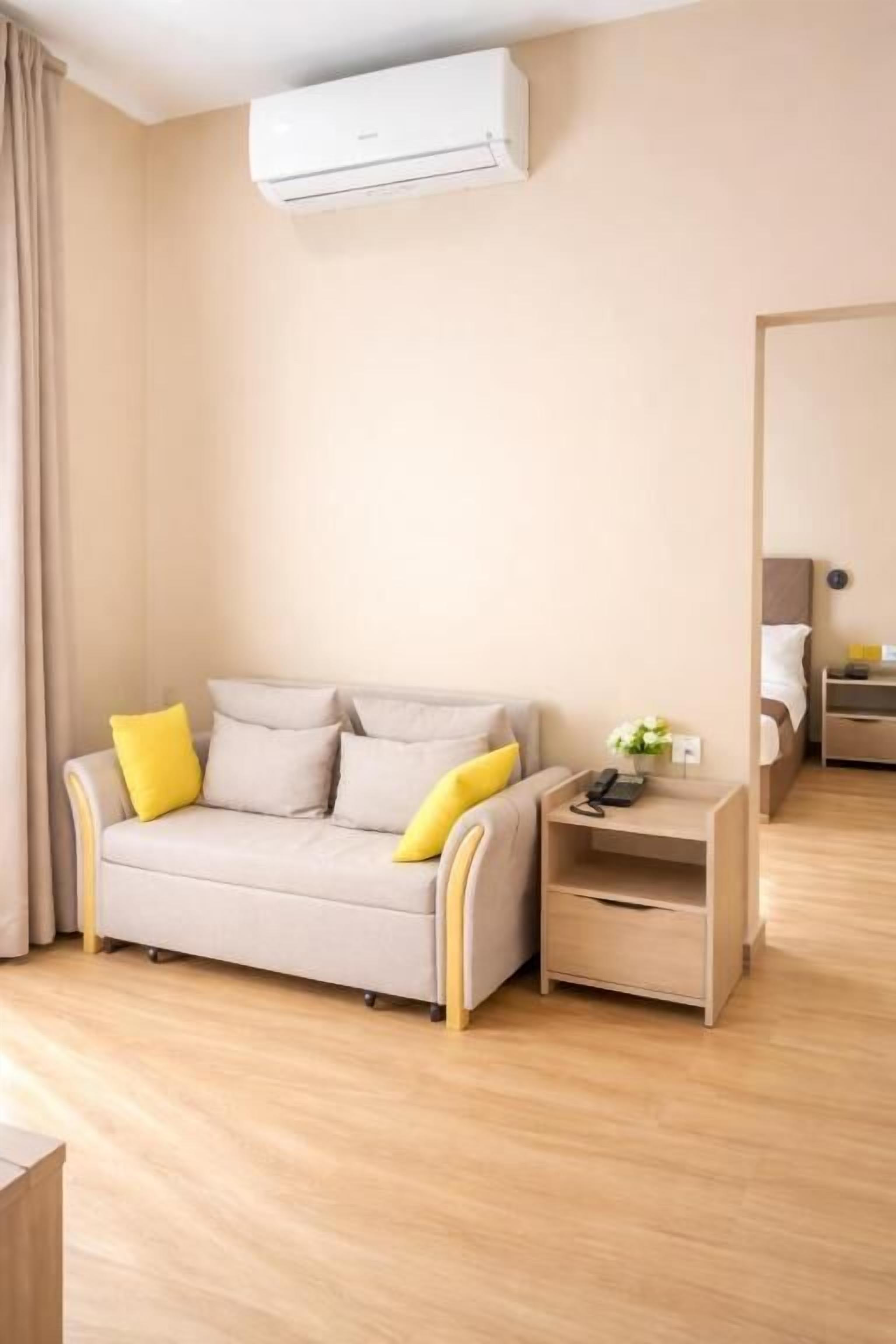 Executive Suite, City View | Living area